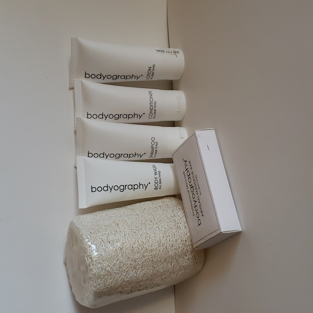 NWT Bodyography travel set, shampoo/conditioner/wash/lotion/loofah 🛀